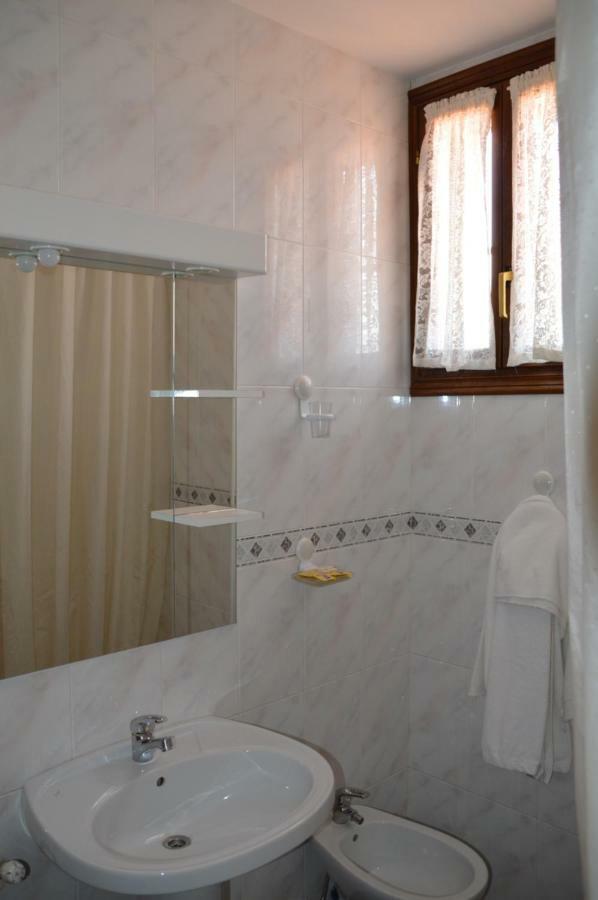 Labella - Hostal Rural Restaurante La Calahorra Bagian luar foto
